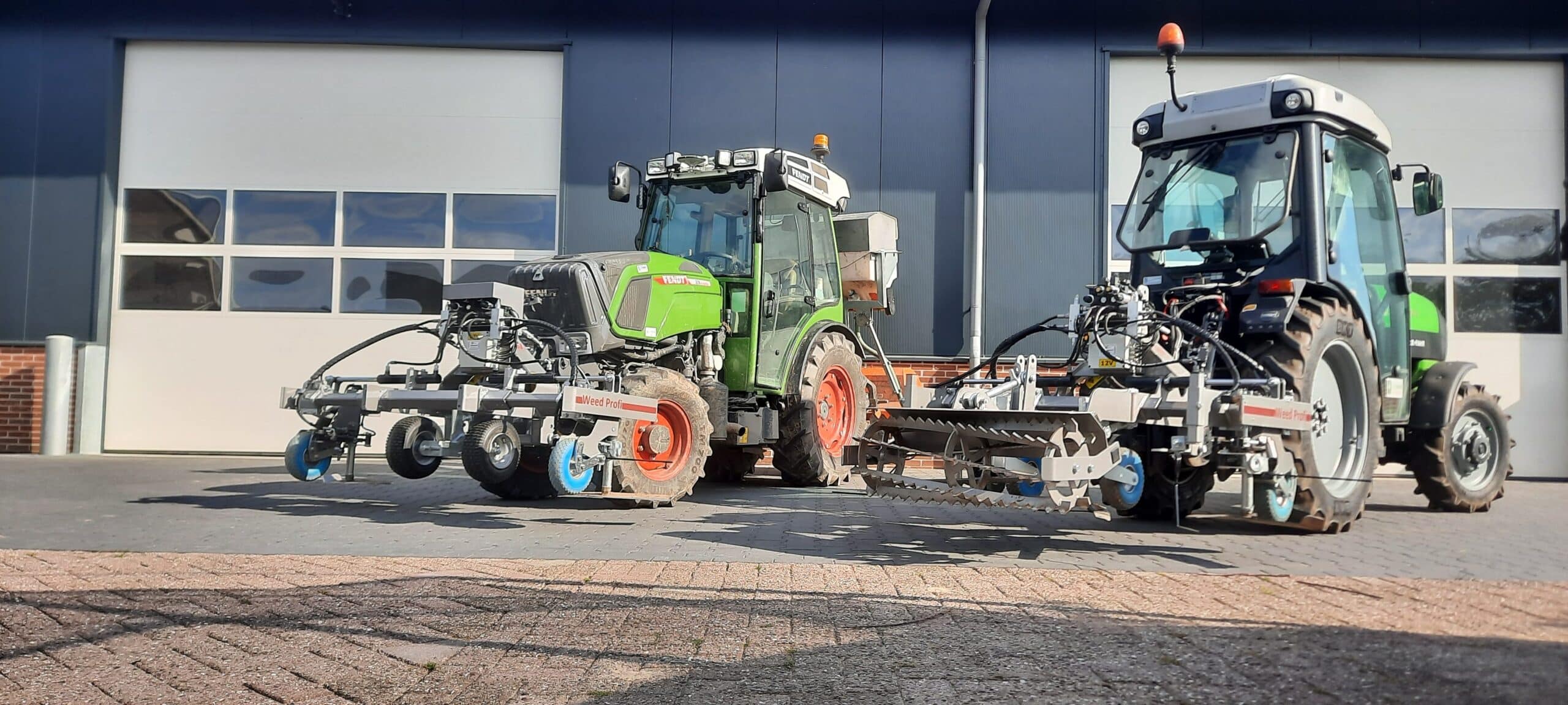 Weed Profi Hackmaschinen am Traktor angebaut